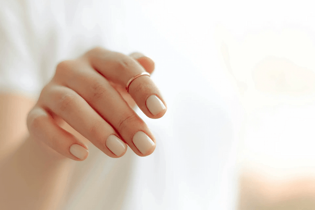 Mini white press-on nails